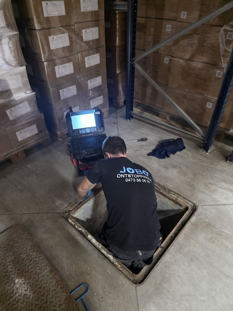 Jonas van JOBO voert een camera-inspectie uit in een inspectieput bij een bedrijf