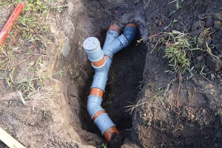 Vernieuwde rioolleiding aangesloten in de sleuf