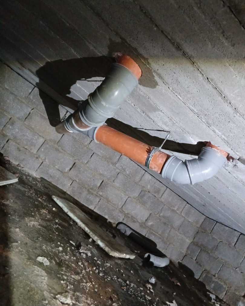 Herstelling en vervanging van rioleringsbuis in kelder door Jobo Ontstoppingen.